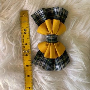 Green and yellow plaid hair cliff.